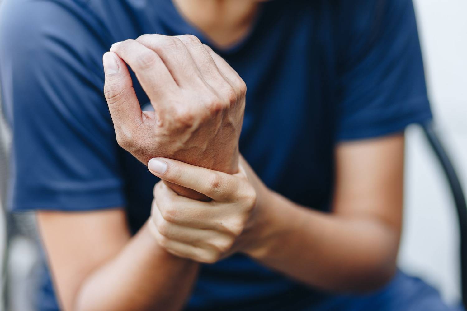 Handgelenksschmerzen durch Daumen